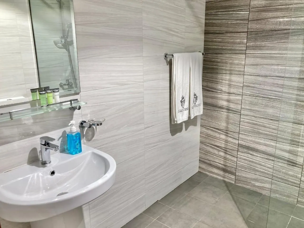 Signature 1 Bedroom Escape In Dunya Tower Experience Downtown Dubai At Its Finest