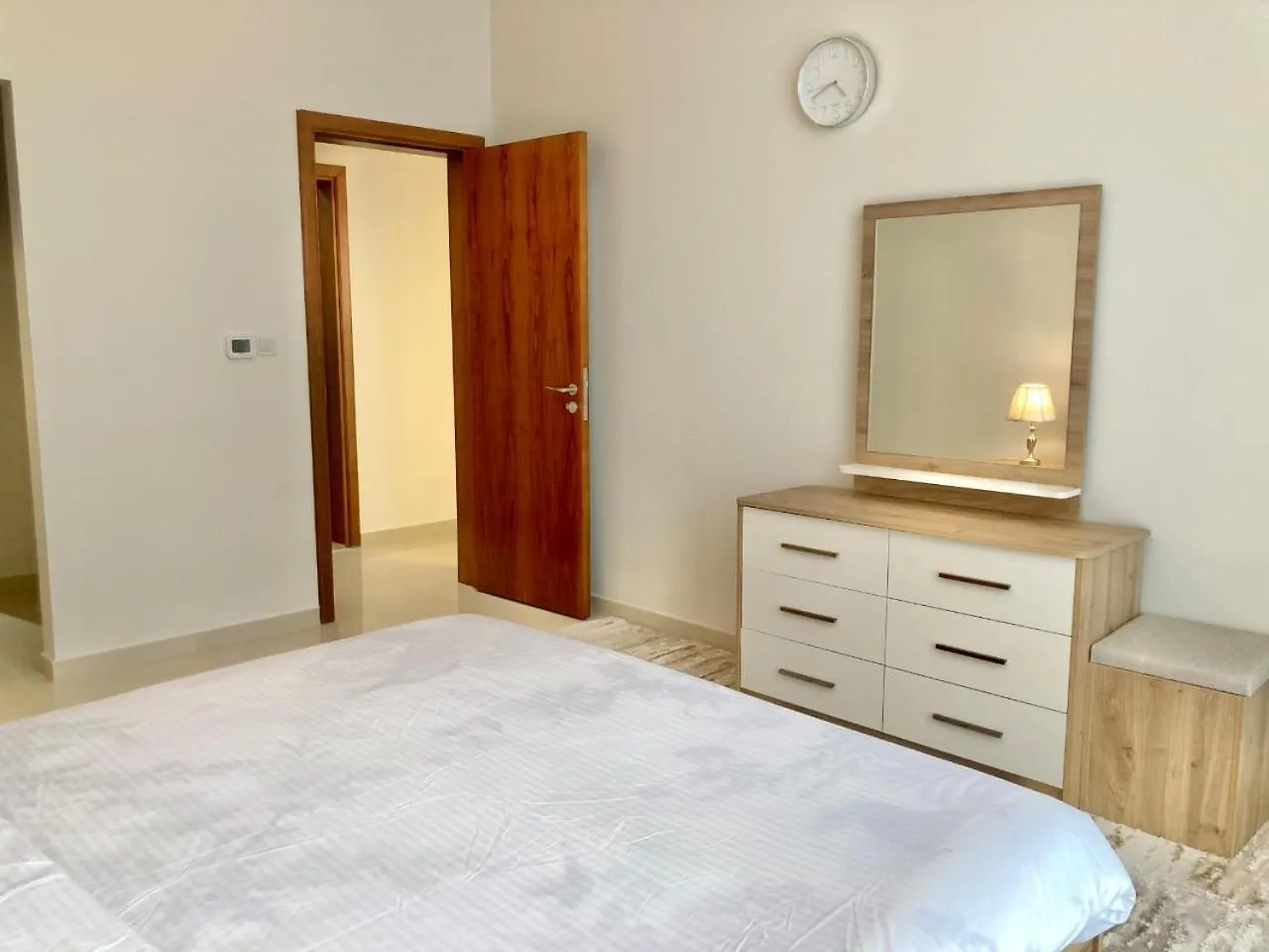 Signature 1 Bedroom Escape In Dunya Tower Experience Downtown Dubai At Its Finest Apartment