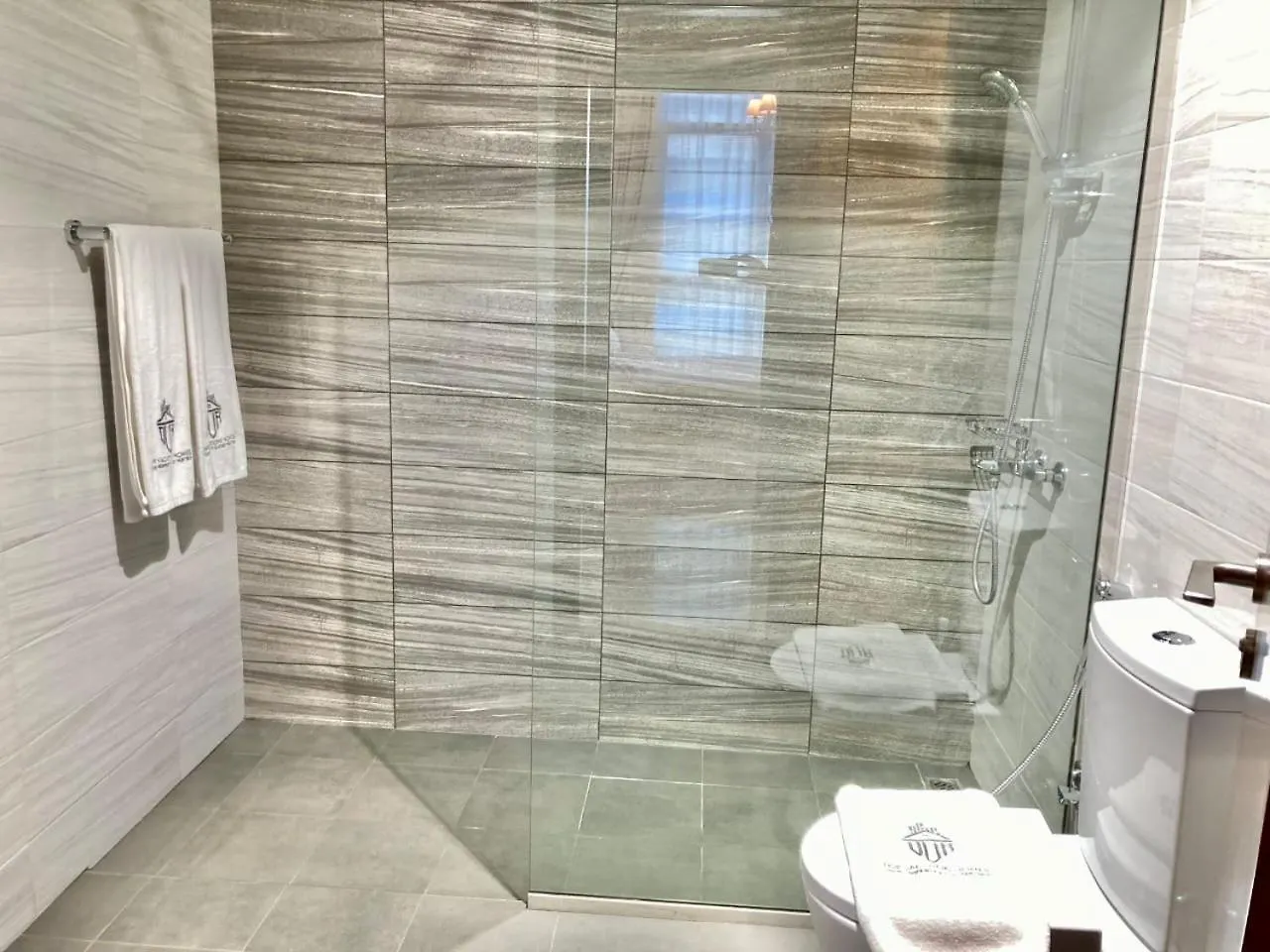 Apartment Signature 1 Bedroom Escape In Dunya Tower Experience Downtown Dubai At Its Finest