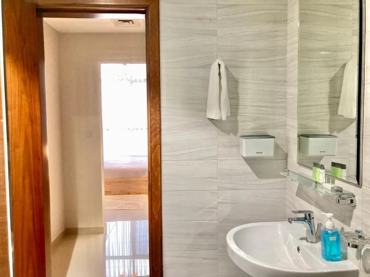 Apartment Signature 1 Bedroom Escape In Dunya Tower Experience Downtown Dubai At Its Finest United Arab Emirates